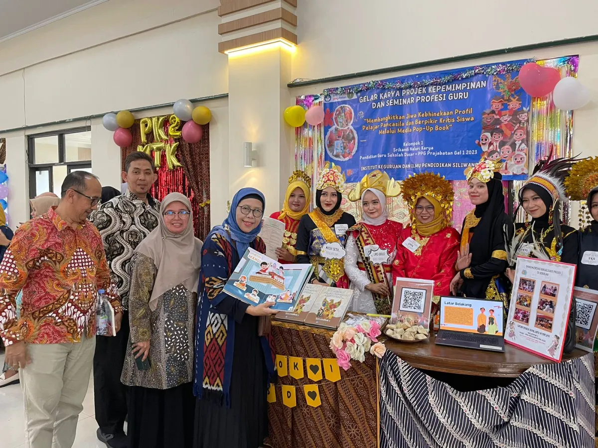 Tamu meninjau stan pameran dengan penjaga stan berpakaian adat