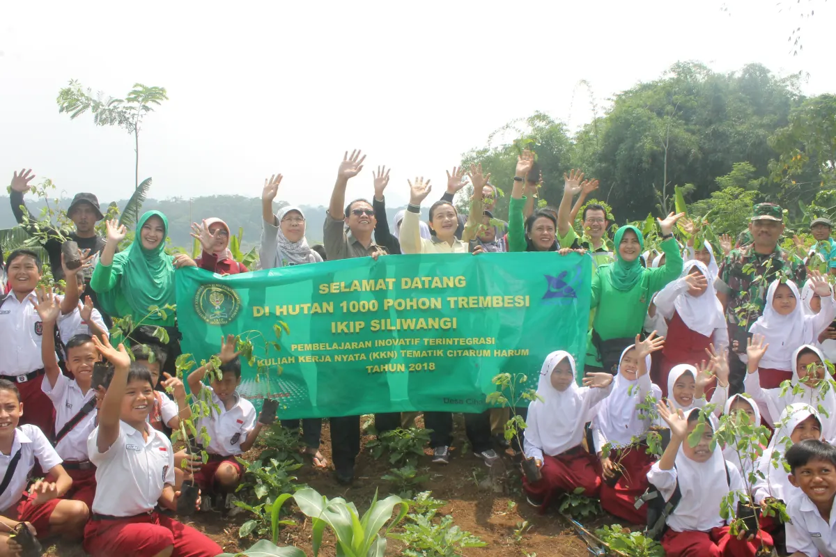 Siswa dan relawan merayakan penanaman seribu pohon trembesi