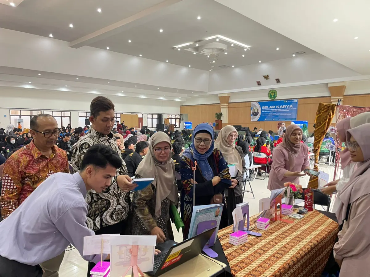 Pengunjung meninjau stan pameran di aula kampus