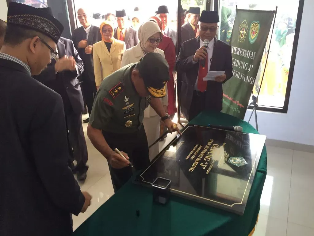Pangdam III/Siliwangi menandatangani prasasti peresmian gedung pascasarjana STKIP Siliwangi