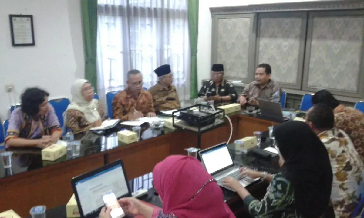 Asesor Kemenristekdikti dan pimpinan STKIP Siliwangi saat visitasi perubahan bentuk