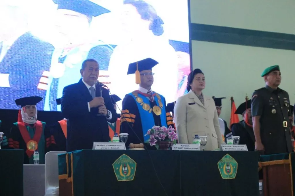 Pimpinan dan tamu di panggung wisuda STKIP Siliwangi November 2017