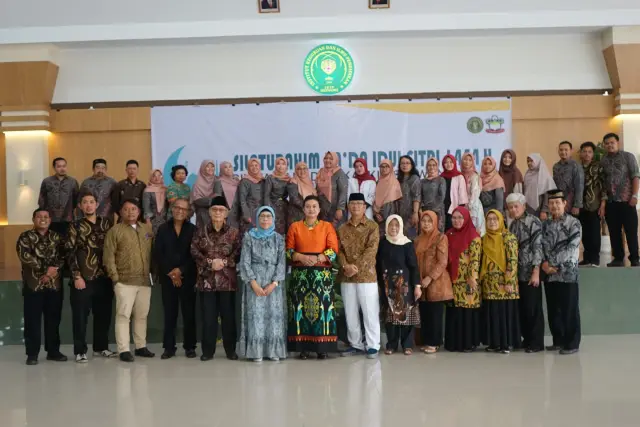 Foto Bersama Perwakilan Yayasan, Pimpinan dan Seluruh Dosen IKIP Siliwangi
