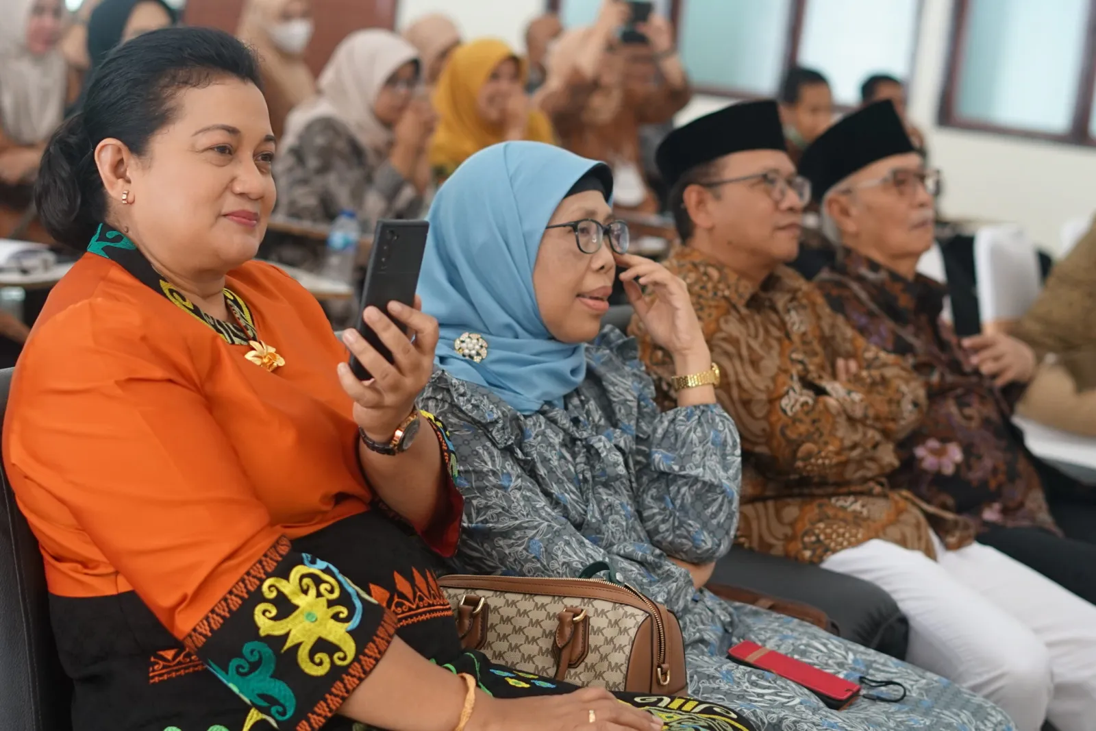 Ketua YKJ, Ny. Ana Juniani duduk bersama Rektor IKIP Siliwangi, Prof. Dr. Hj. Euis Eti Rohaeti, M.Pd. dan jajaran pimpinan lainnya menyaksikan berjalannya acara