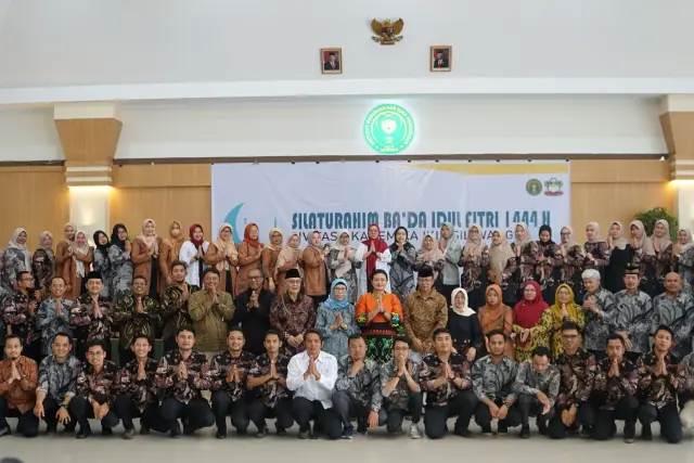 Foto Bersama Seluruh Sivitas Akademika IKIP Siliwangi