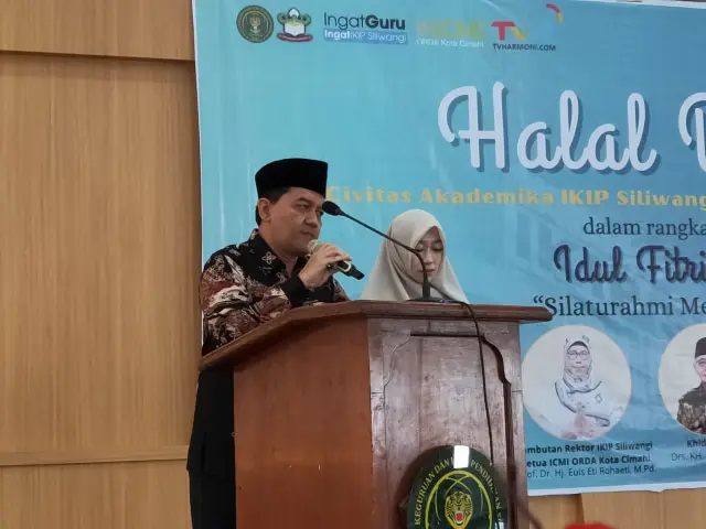 Pembacaan Ayat Suci Al Quran dan Saritilawah oleh Dr. Ronny Mugara, M.Pd. dan Iis Siti Salamah Azzahra, M.Pd.