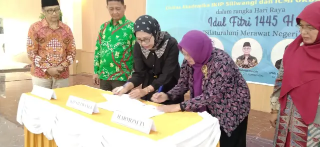 Penandatanganan MoU antara IKIP Siliwangi dengan Harmoni TV didampingi oleh ICMI ORDA Cimahi