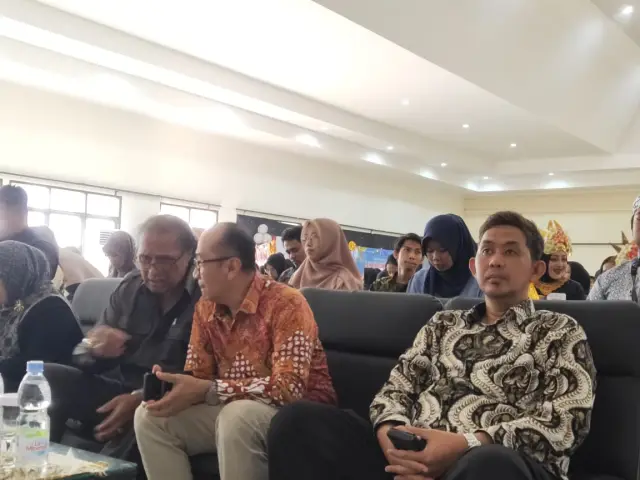 Dekan Fakultas Pendidikan Matematikda dan Sains, Prof. Jozua Sabandar, Warek Bidang keuangan dan Kerjasama, Dr. Ir. Agus Hasbi Noor, M.M.Pd., serta Warek Bidang SDM Prof. Wahyu Hidayat, M.Pd.