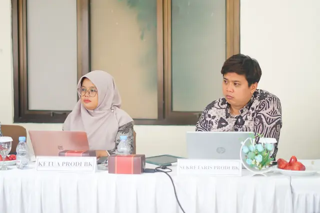 Ketua Program Studi Bimbingan dan Konseling, Dr. Siti Fatimah, M.Psi dan Sekretaris Prodi Ardian Renata Manuardi, M.Pd.
