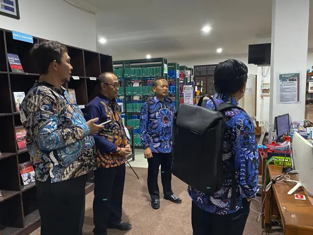 Para asesor mengunjungi perpustakaan bersama Warek Bidang SDM, Prof. Wahyu dan Warek Bidang Keuangan, Dr. Ir. Agus Hasbi