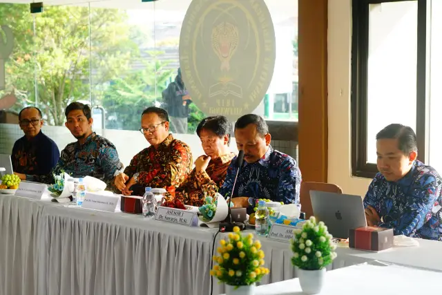 Jajaran Tim Akreditasi dan beserta, Direktur Pascasarjana, Warek Sumber Daya dan Warek Bidang Keuangan dan Kerjasama
