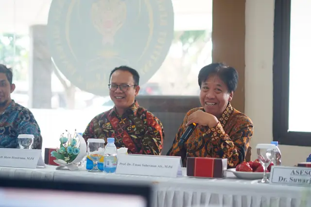 Prof. Uman Suherman, AS.,M.Pd. selaku pembina bimbingan konseling di perguruan tinggi memberikan arahan serta amanat pembinaan yang penuh canda untuk mencairkan suasana