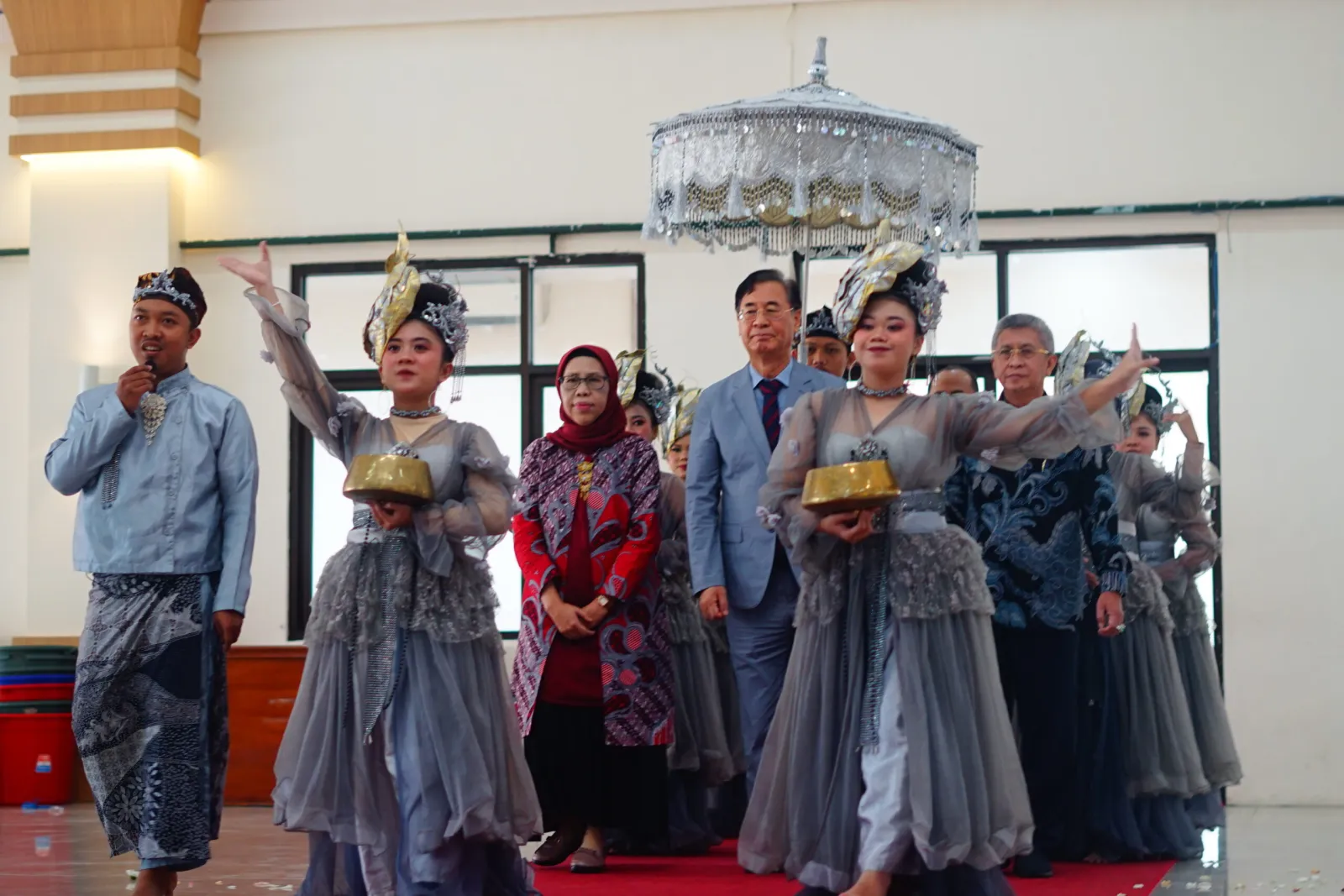 Prosesi memasuki ruangan diiringi oleh Kesenian Tarian Mapag dari Mahasiswa