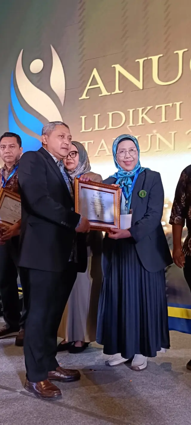 Prof. Euis menerima penghargaan yang diserahkan Kepala LLDIKTI Wilayah IV, Dr. Lukman, S.T., M.Hum.
