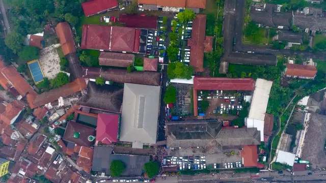 Tampilan dari Atas Kampus memperlihatkan seluruh gedung di IKIP Siliwangi hingga tampilan belakang STAI dan Brigif