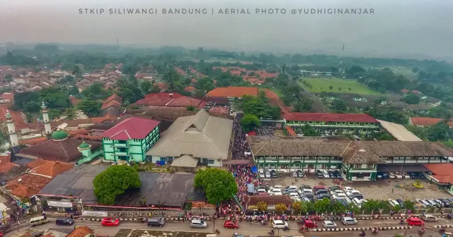 Tampilan dari Depan Atas Kampus memperlihatkan seluruh gedung di IKIP Siliwangi dan watermark pengambil gambar