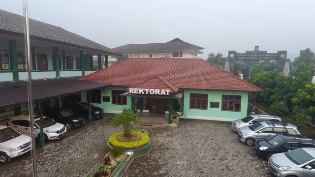 Gedung Rektorat STKIP Siliwangi memiliki warna hijau dengan atap berwarna merah, masih satu lantai. Di bagian depan gedung terdapat logo "STKIP SILIWANGI" dan plang bacaan "REKTORAT".